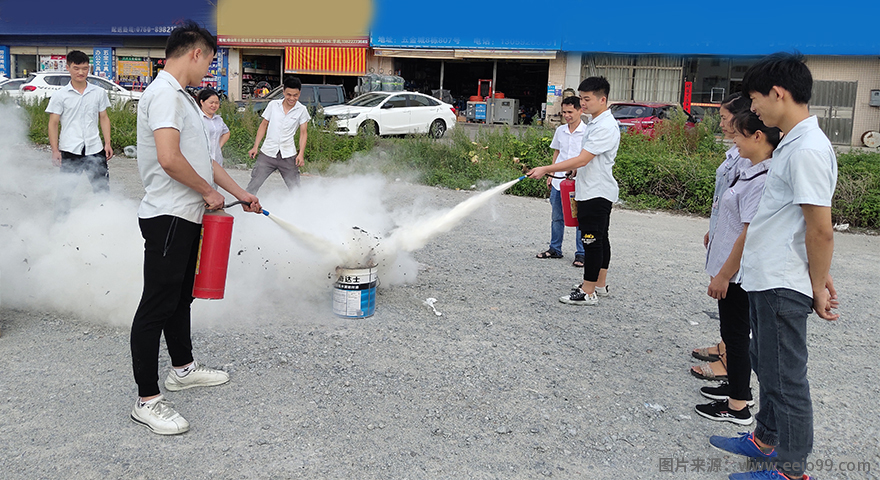 圣元電器員工學(xué)習(xí)使用滅火器